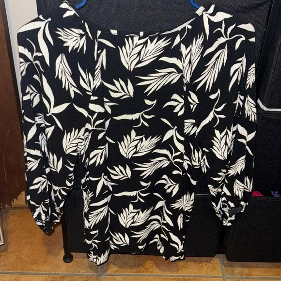 Loft Petite Blouse – Size Small – Stylish & Chic – $15! - Picture 3 of 3